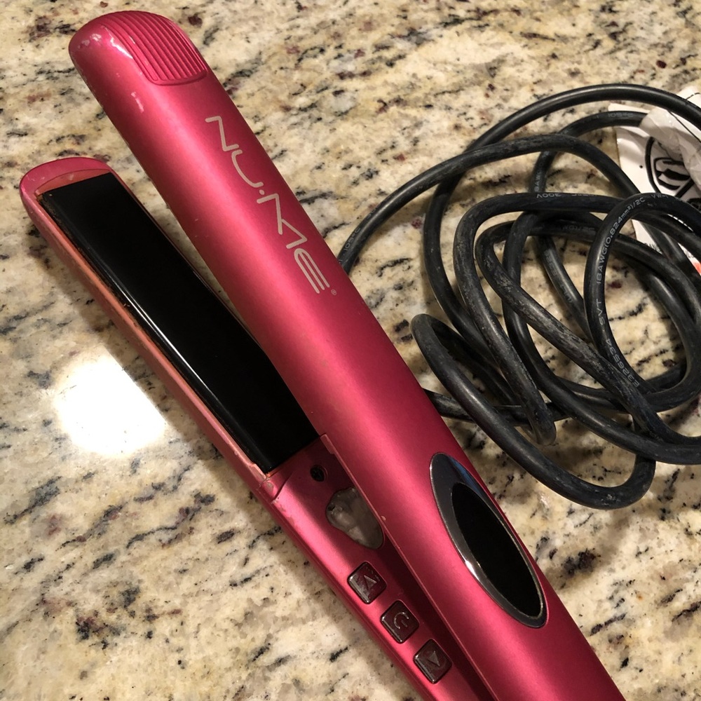 NuMe Megastar Hair Straightener